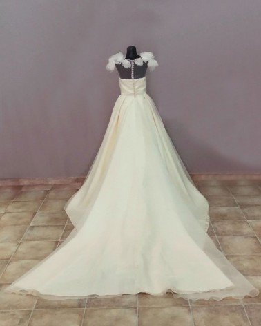 Vestido de novia en mikado con aplicaciones florales y falda con cola