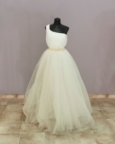 Vestido de novia de tul asimétrico con falda princesa