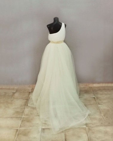 Vestido de novia de tul asimétrico con falda princesa