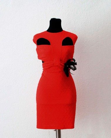 Vestido Corto Rojo con escote cut-out  y espalda abierta