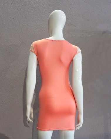 Vestido Corto Coral con Encaje Floral y Pedrería en el Escote