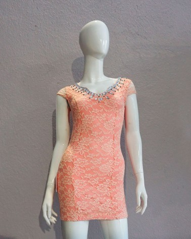 Vestido Corto Coral con Encaje Floral y Pedrería en el Escote