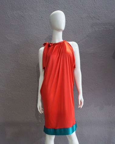 Vestido coral con detalle turquesa