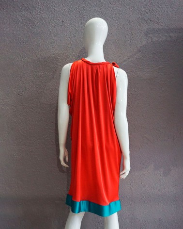 Vestido coral con detalle turquesa