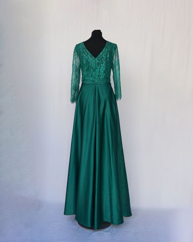 Vestido largo verde con cuerpo de encaje y falda satén