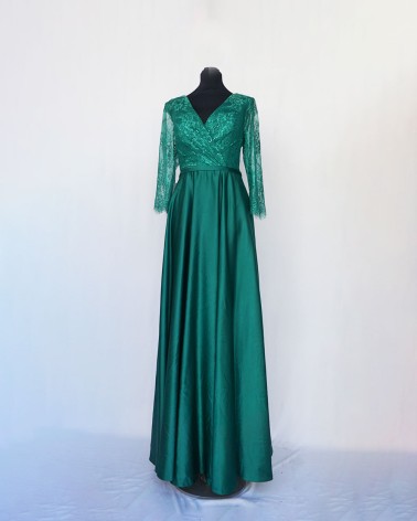 Vestido largo verde con cuerpo de encaje y falda satén
