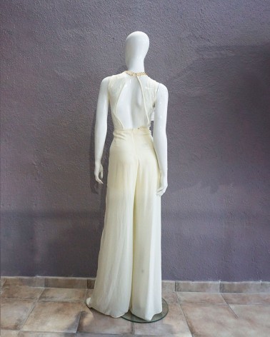 Mono blanco con diseño vanguardista en el corpiño