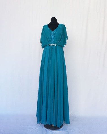 Vestido largo azul verdoso con capa de gasa y cinturilla joya