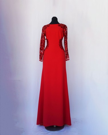 Vestido rojo de encaje con forma reloj de arena elegante