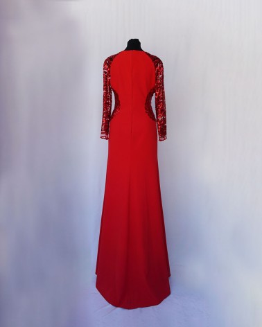 Vestido rojo de encaje con forma reloj de arena elegante