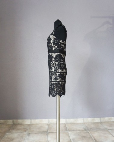 Vestido de fiesta corto de encaje negro sobre fondo claro