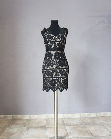 Vestido de fiesta corto de encaje negro sobre fondo claro