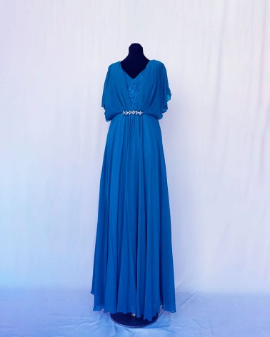 Vestido largo en gasa azul con capa tipo bolero y cinturilla joya