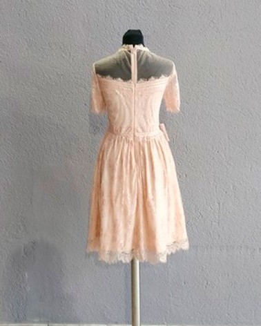 Vestido midi de color salmón con cuerpo completo de encaje