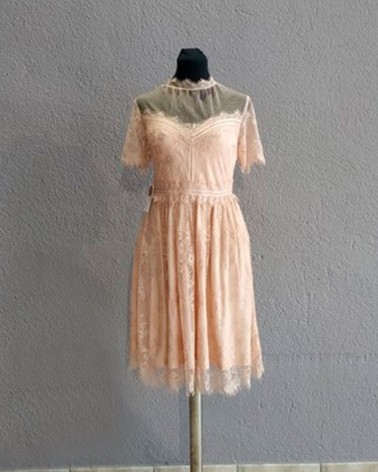 Vestido midi de color salmón con cuerpo completo de encaje