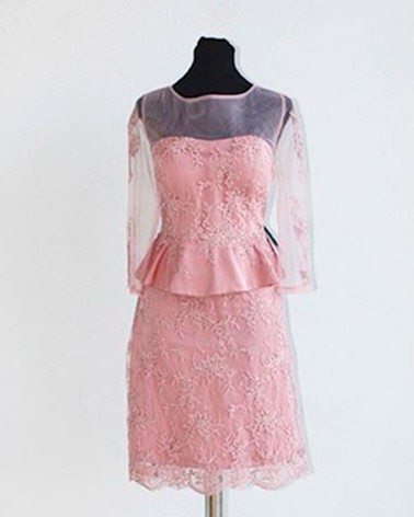 Vestido corto rosa empolvado con sobrefalda de tul y cuerpo de encaje