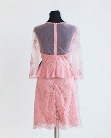 Vestido corto rosa empolvado con sobrefalda de tul y cuerpo de encaje