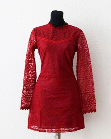 Vestido Corto Rojo de Encaje Cuello Cerrado