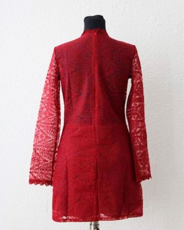 Vestido Corto Rojo de Encaje Cuello Cerrado