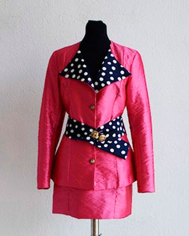 Conjunto de chaqueta fucsia con lunares y falda mini