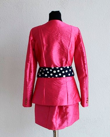 Conjunto de chaqueta fucsia con lunares y falda mini