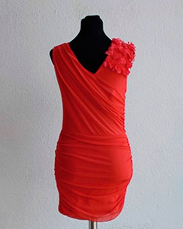 Vestido corto asimétrico rojo con aplique floral en el hombro