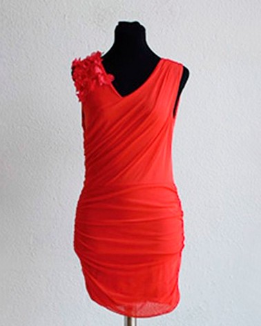 Vestido corto asimétrico rojo con aplique floral en el hombro