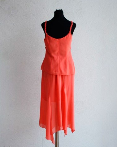 Conjunto coral de gasa con top de tirantes y falda asimétrica