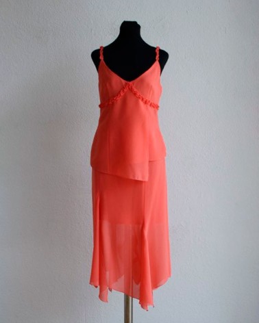 Conjunto coral de gasa con top de tirantes y falda asimétrica