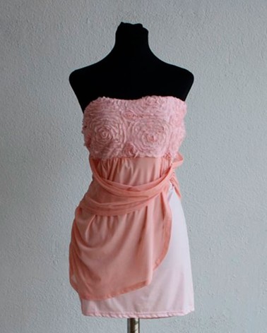 Vestido corto palabra de honor rosa empolvado con relieve floral