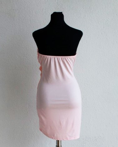 Vestido corto palabra de honor rosa empolvado con relieve floral