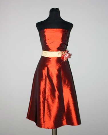 Vestido de cóctel palabra de honor en tafetán rojo cobrizo con cinturón decorativo