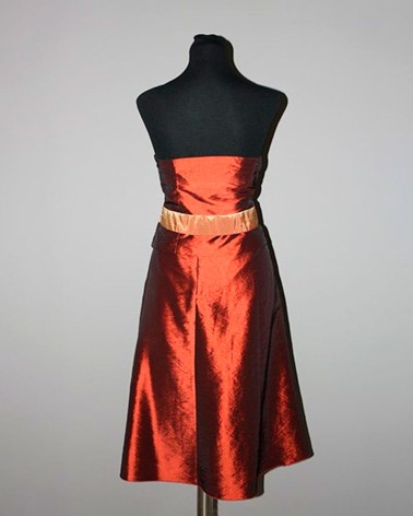 Vestido de cóctel palabra de honor en tafetán rojo cobrizo con cinturón decorativo