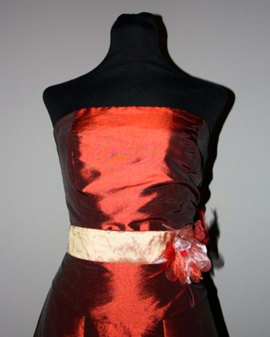 Vestido de cóctel palabra de honor en tafetán rojo cobrizo con cinturón decorativo