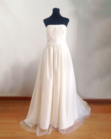 Vestido de novia palabra de honor con falda evasé y cola amplia