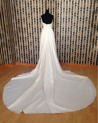 Vestido de novia palabra de honor con falda evasé y cola amplia