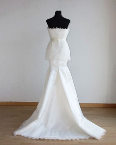 Vestido de novia sirena con detalles plisados y cinturón de perlas