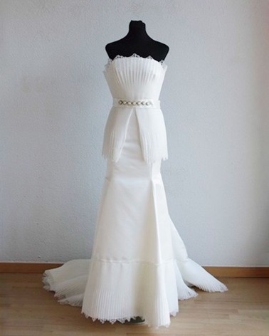Vestido de novia sirena con detalles plisados y cinturón de perlas