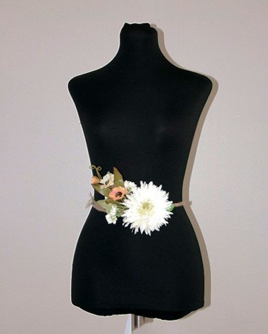 Cinturón floral de rafia con flor blanca y acento coral