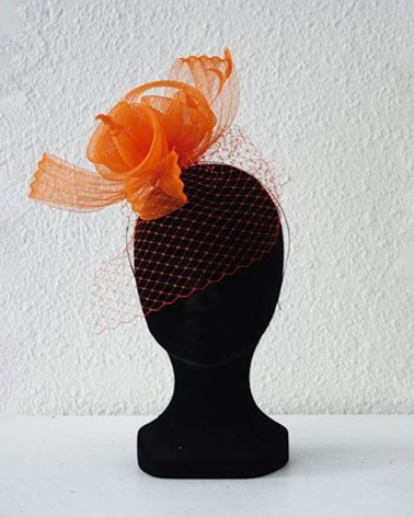 Tocado de plumas naranja con detalles sutiles