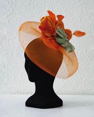 Tocado naranja con flores en organza