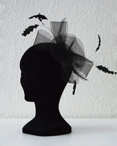 Tocado negro con plumas