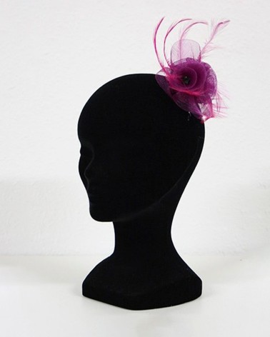 Tocado fucsia plumas estilizadas