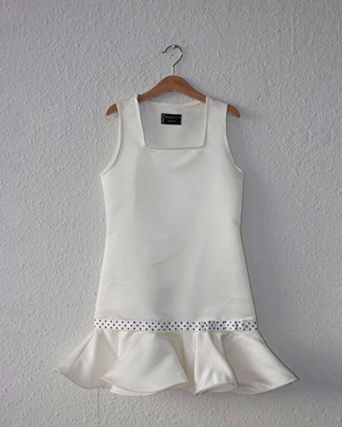 Vestido de Comunión Blanco con Escote Cuadrado y Volante Bajo