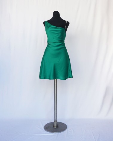 Vestido corto asimétrico de raso verde hoja