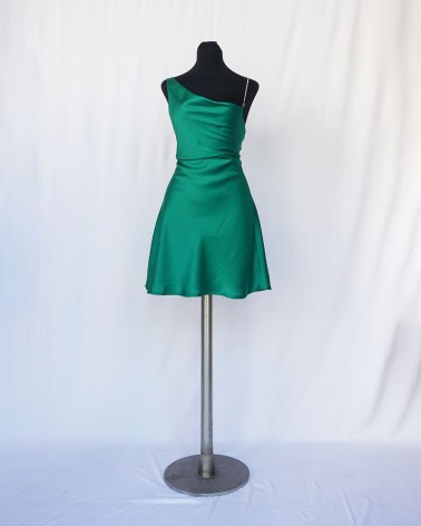 Vestido lencero corto asimétrico de raso verde hoja       LAC21755