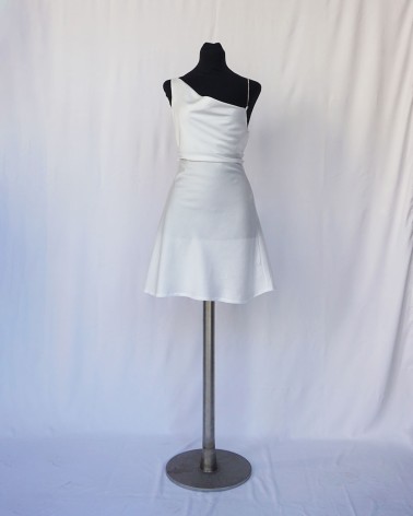 vestido lencero corto asimétrico de raso blanco perla