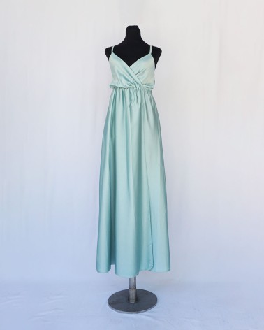 Vestido largo de raso azul agua con tirantes cruzados