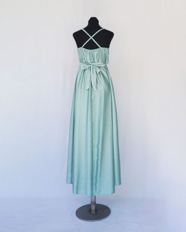 Vestido largo de raso azul agua con tirantes cruzados