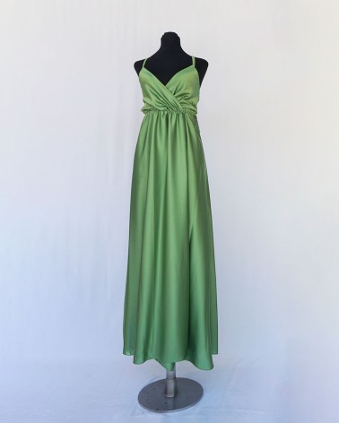Vestido largo de raso de tirantes cruzados verde oliva